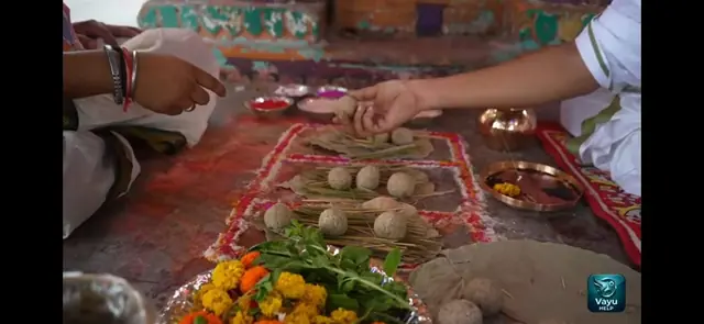 गया में पिंडदान — कुश पर अर्पित पिंड