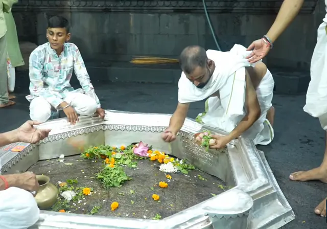 विष्णुपद, गया में पिंडदान — चरण-चिह्न पर पिंड अर्पण
