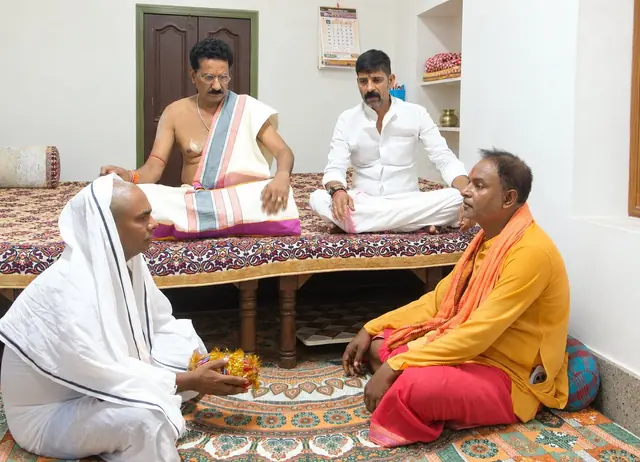गया में सुफल — पिंडदान के अंत में ओंकार नाथ अग्निवार से आशीर्वाद